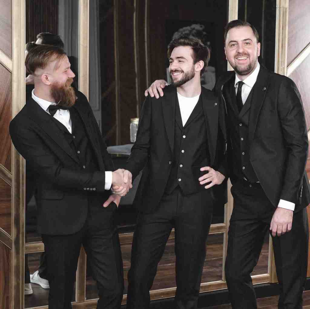 Мужчины в черных костюмах в Новосибирске